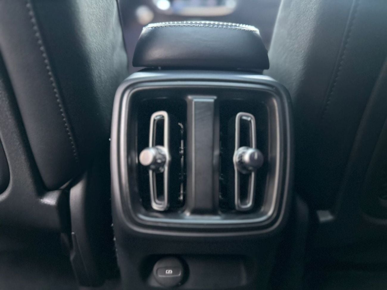 فولفو XC 40 R DESIGN فولفو XC40 T4 موديل 2020 بمواصفات خليجية، كروس أوفر فاخرة بتصميم رياضي وتجهيزات أمان وراحة متقدمة، م