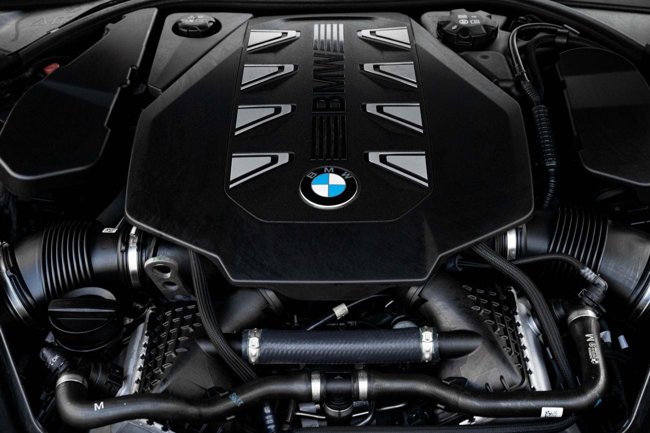 بي أم دبليو 760i M760 xDrive | 9,596 P.M | 0% Downpayment | BMW WARRANTY & SERVICE!