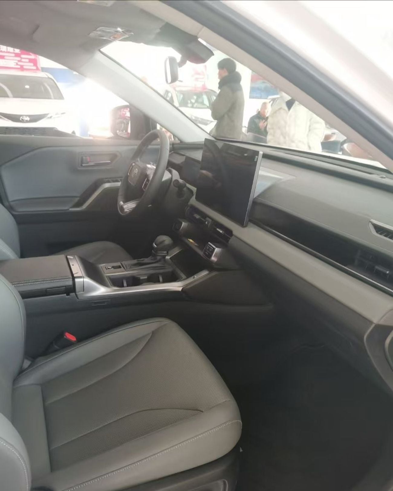 تويوتا راف ٤ XLE 2.0L AWD