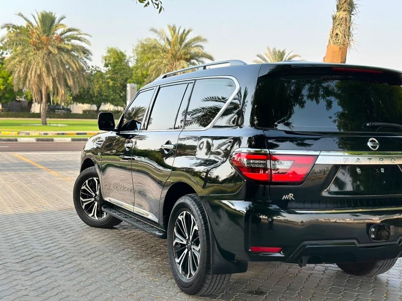 Nissan Patrol LE TITANIUM The large V8 engine