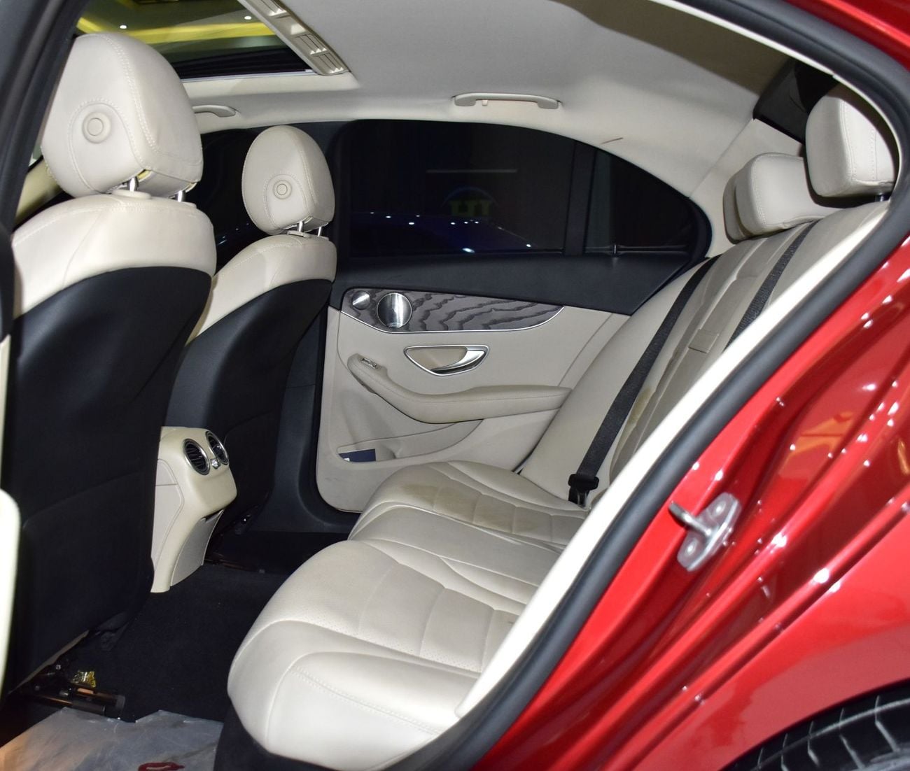 مرسيدس بنز C 300 STANDARD عرض ممتاز لسيارة مرسيدس بنز C300 4Matic (موديل 2021) باللون الأحمر وبمواصفات أمريكية