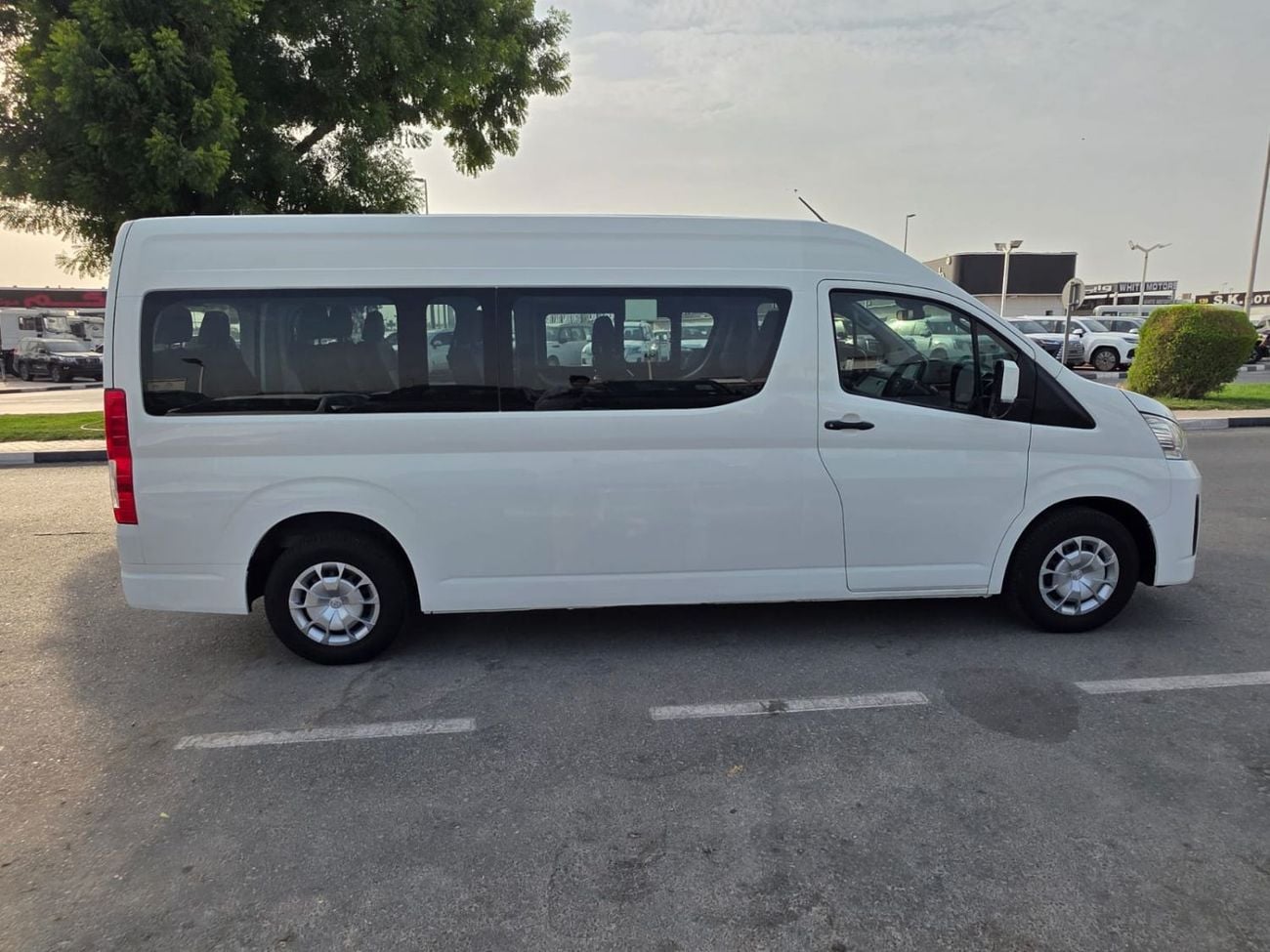 Toyota Hiace TOYOTA HIACE COMMUTER 12 SEATER DIESEL 2.8L RIGHT HAND DIVE