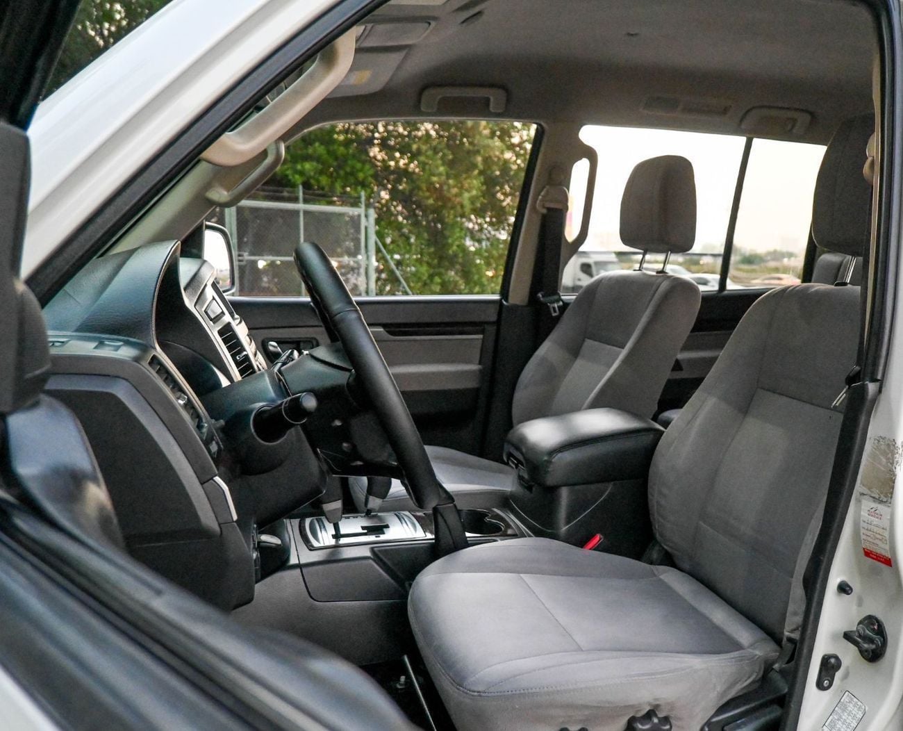 ميتسوبيشي باجيرو GLS L/L GOLD ميتسوبيشي باجيرو 2016 خليجي بحالة ممتازة Base 3.5L (7 Seater)