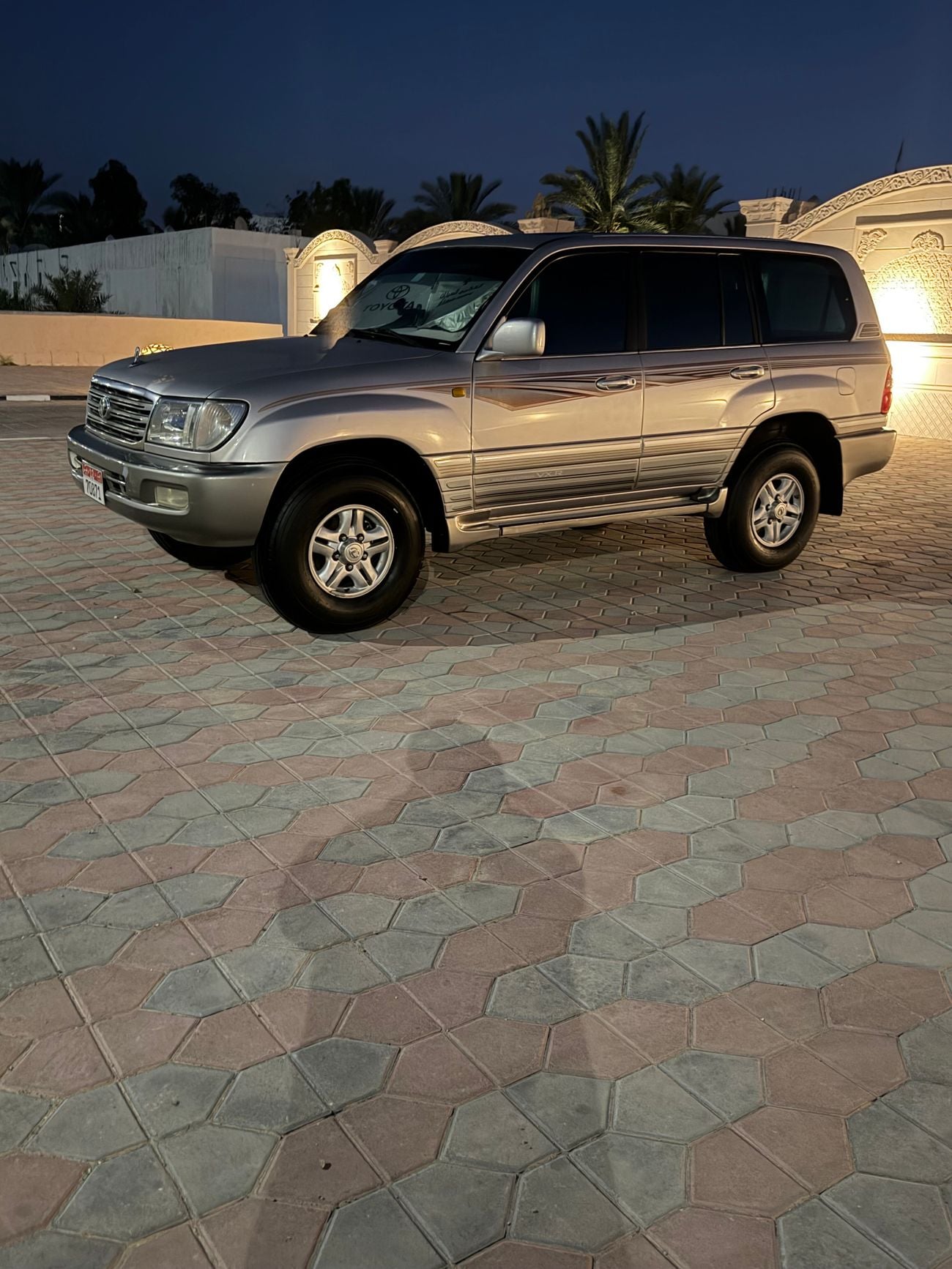 Toyota Land Cruiser VXR MID