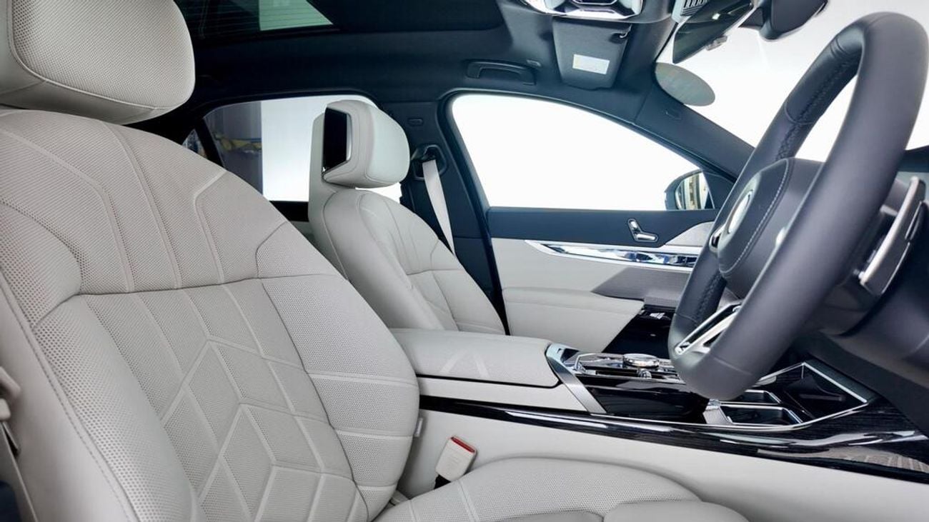 بي أم دبليو 750e xDRIVE بي إم دبليو 750E إم سبورت إكس درايف للتصدير فقط، قيادة يمين