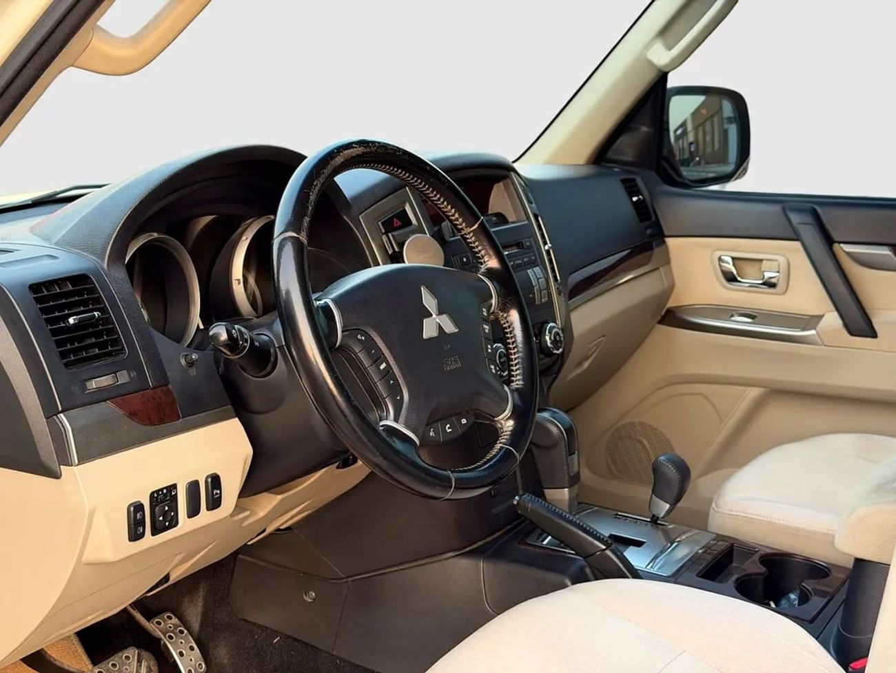 ميتسوبيشي باجيرو GLS V6 | 7-SEATER 4WD SUV | GCC