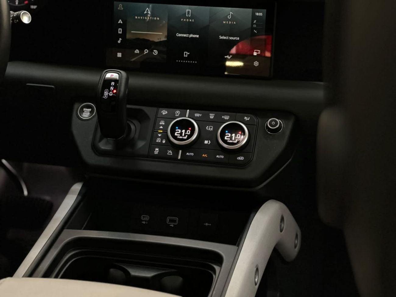 لاند روفر ديفندر P400 SE X Dynamics