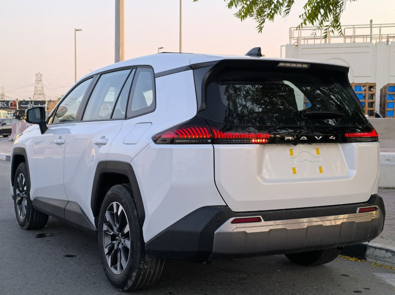 تويوتا راف ٤ 2WD Luxury محرك بنزين سعة 2.0 لتر، موديل 2026