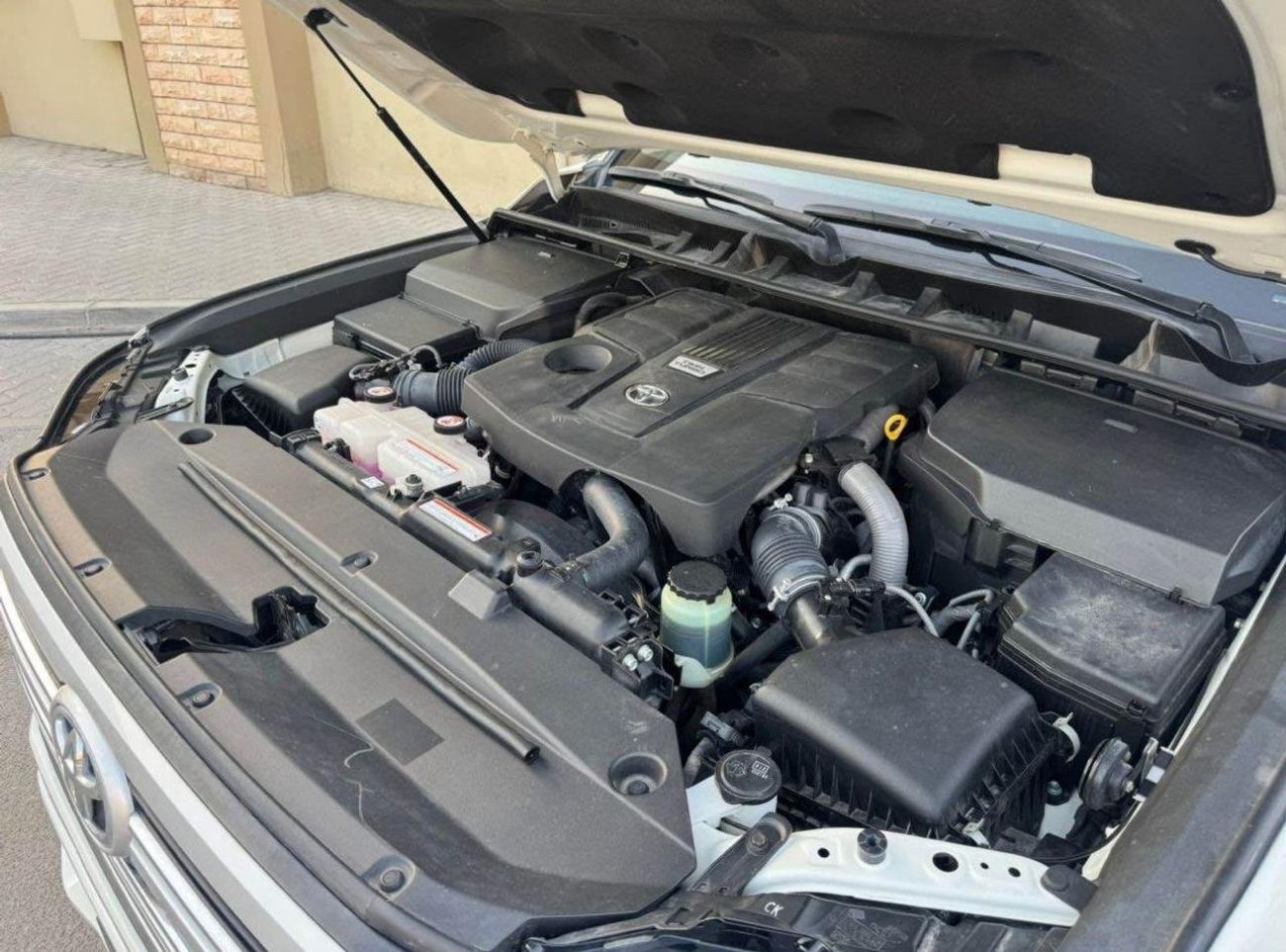 Toyota Land Cruiser GXR Toyota landcuriser GXR 4.0L Years 2022 Full Option Fuel: petrol 6: cylinder Engine 4.0L Electric s