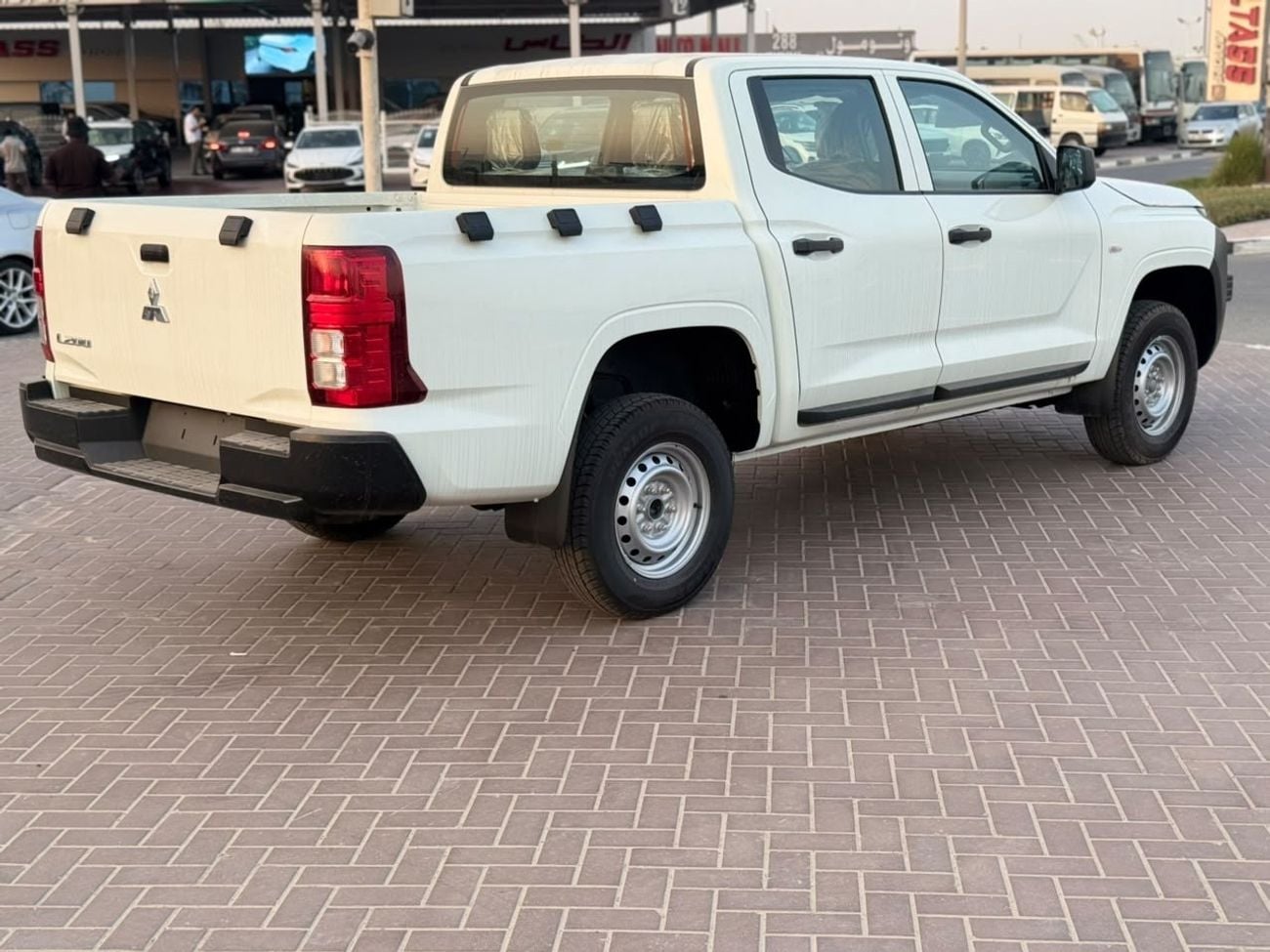 ميتسوبيشي L200 2.4L 4 Cyl Petrol Manual ميتسوبيشي L200 2.4 لتر بنزين MT 2027