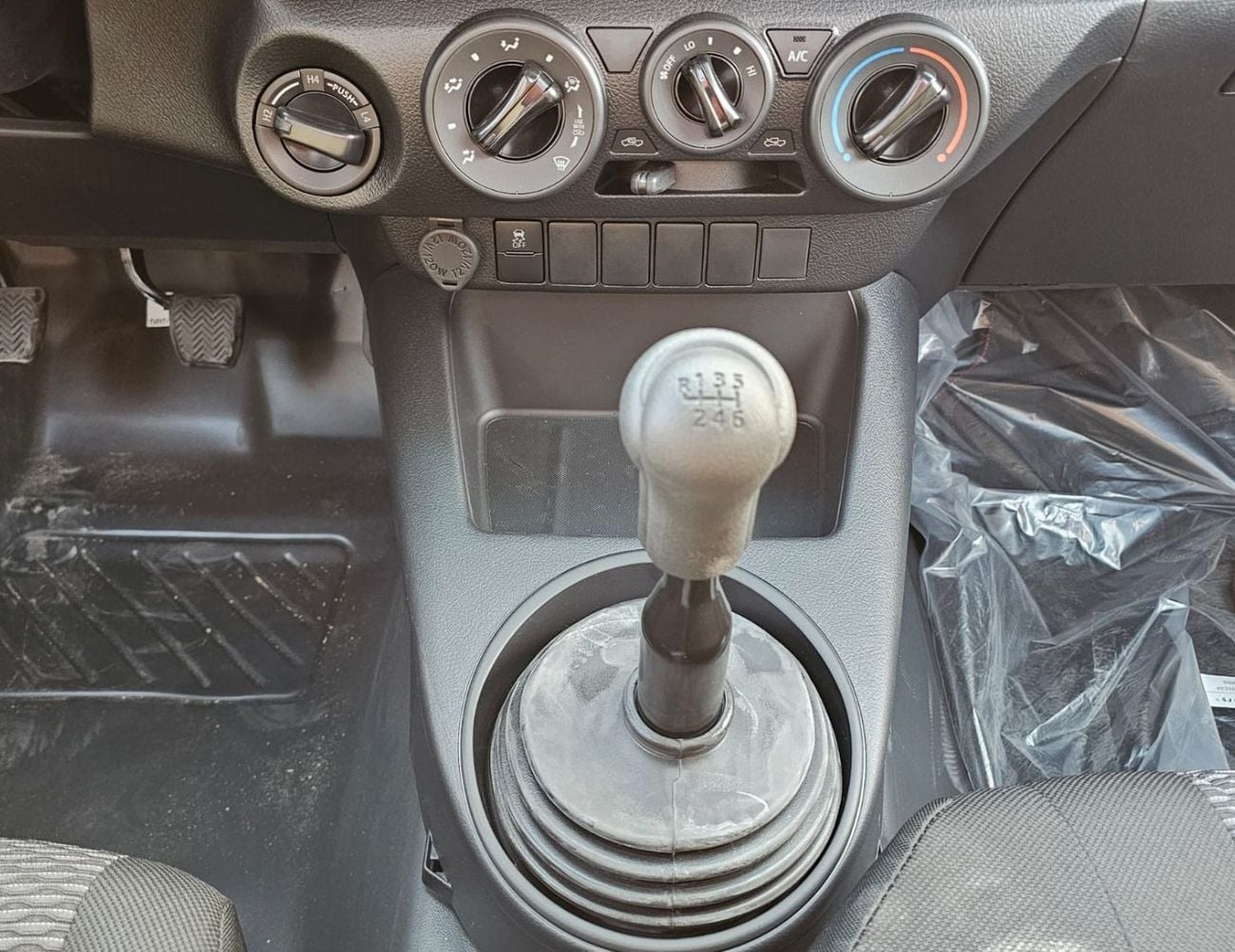 Toyota Hilux SINGLE CABIN TOYOTA HILUX SINGLE CABIN LONG BODY || 2.4L DIESEL V4 M/T 4WD | 5+2 HOOKS | PWOER WINDOW | DIFF-LOCK
