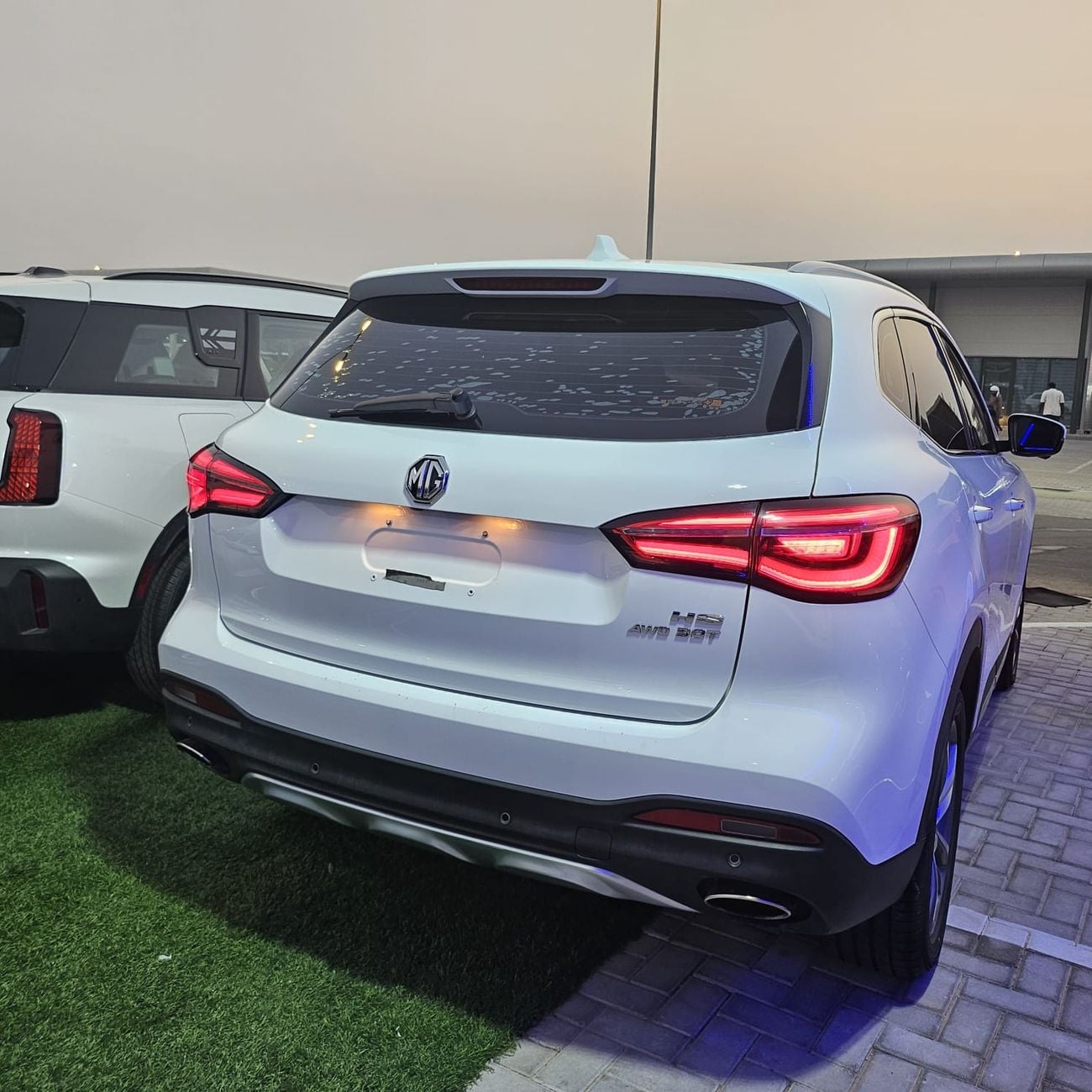 أم جي HS LUXURY