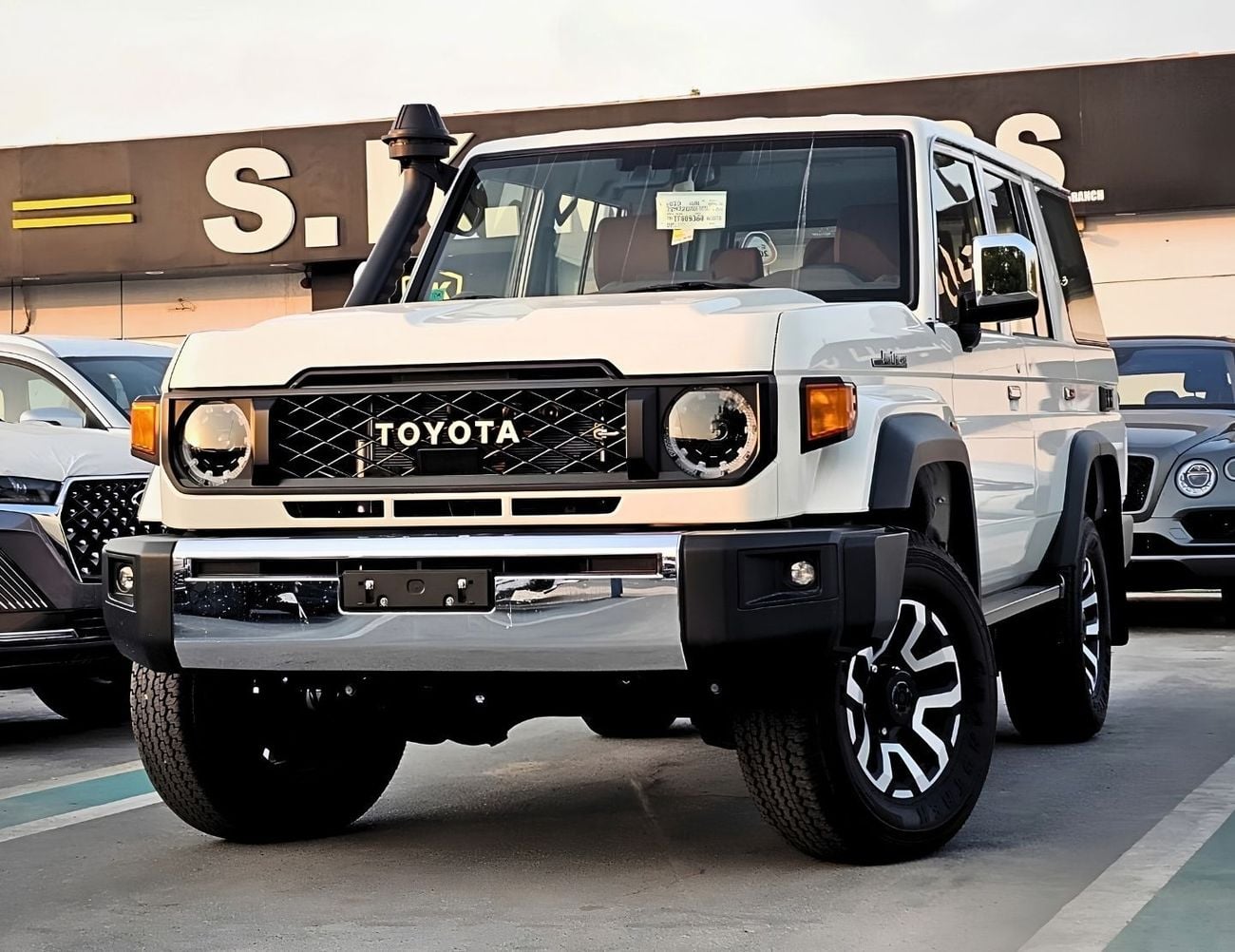 Toyota Land Cruiser 70 LC76 LX HARDTOP 5DOOR || 4.0L PETOL A/T 4WD | RADAR | DIFF-LOCK | FULL OPTION (CODE # 76PAFRE)