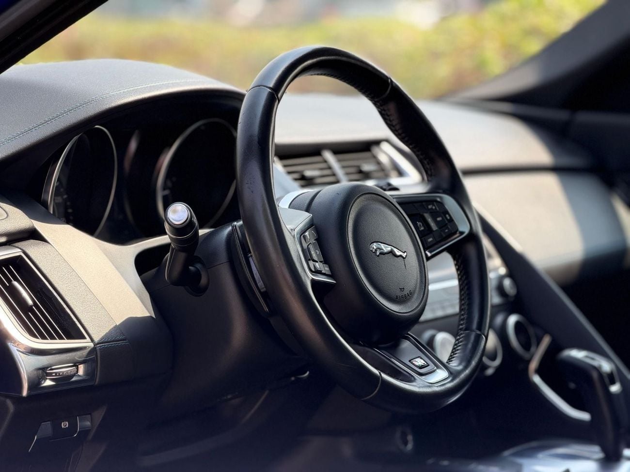 جاكوار E Pace R-DYNAMIC SE P250 جاكوار إي بيس 2018، خليجية، قطعت 90,000 كم، بدون حوادث، مفتاحان