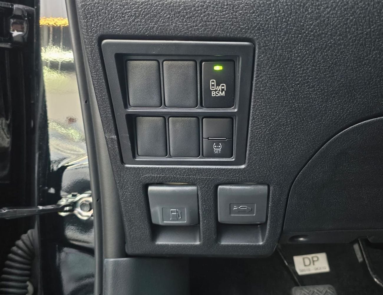 Toyota Hilux TOYOTA HILUX SR5 WIDE BODY || 2.7L PETROL V4 M/T 4WD | BLIND SPOT | WINDOW VISOR | REAR CAMERA | AUT