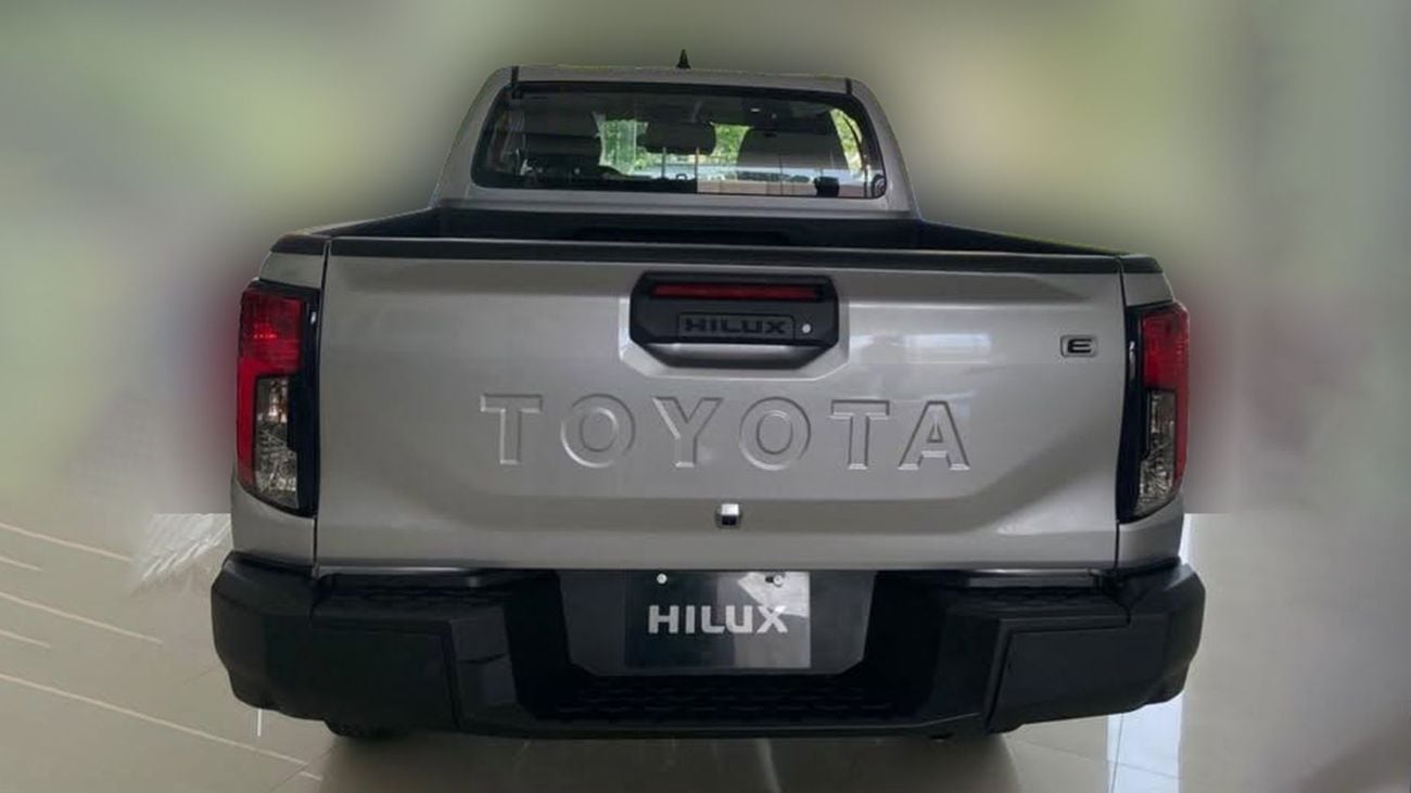 Toyota Hilux | 2-YEAR WARRANTY + SERVICE AVAILABLE | IN-HOUSE FINANCING