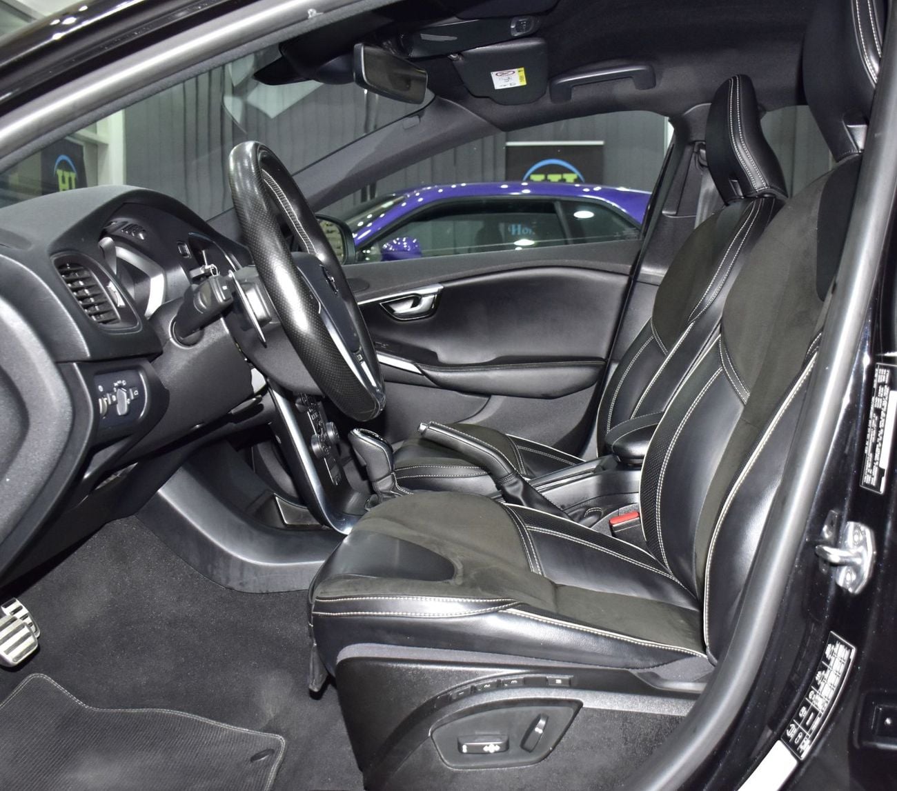 فولفو V40 R DESIGN EXCELLENT DEAL for our Volvo V40 T5 R-Design ( 2018 Model ) in Black Color GCC Specs