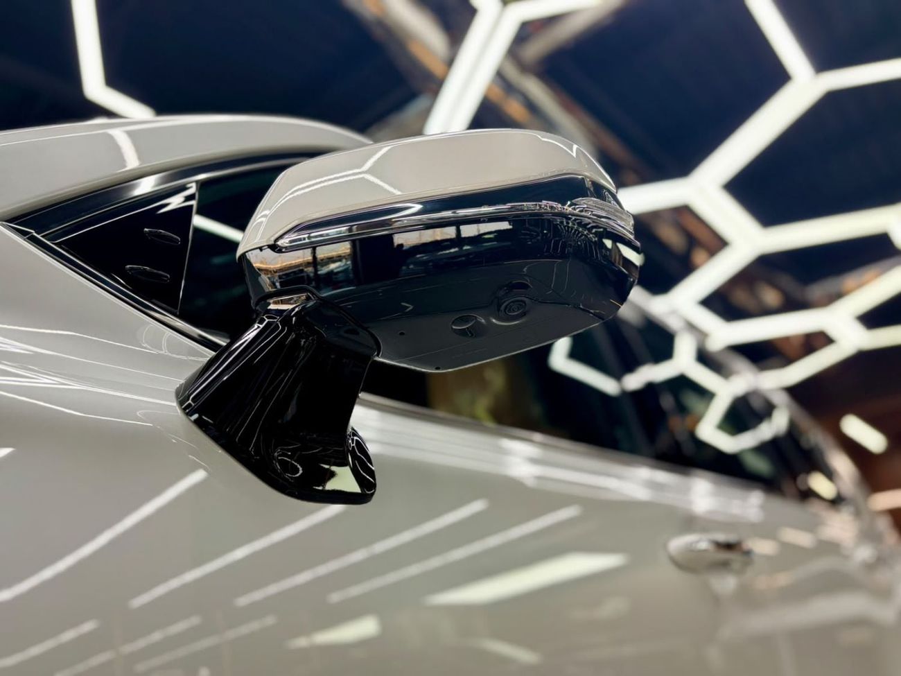 لكزس LX 700h SIGNATURE
