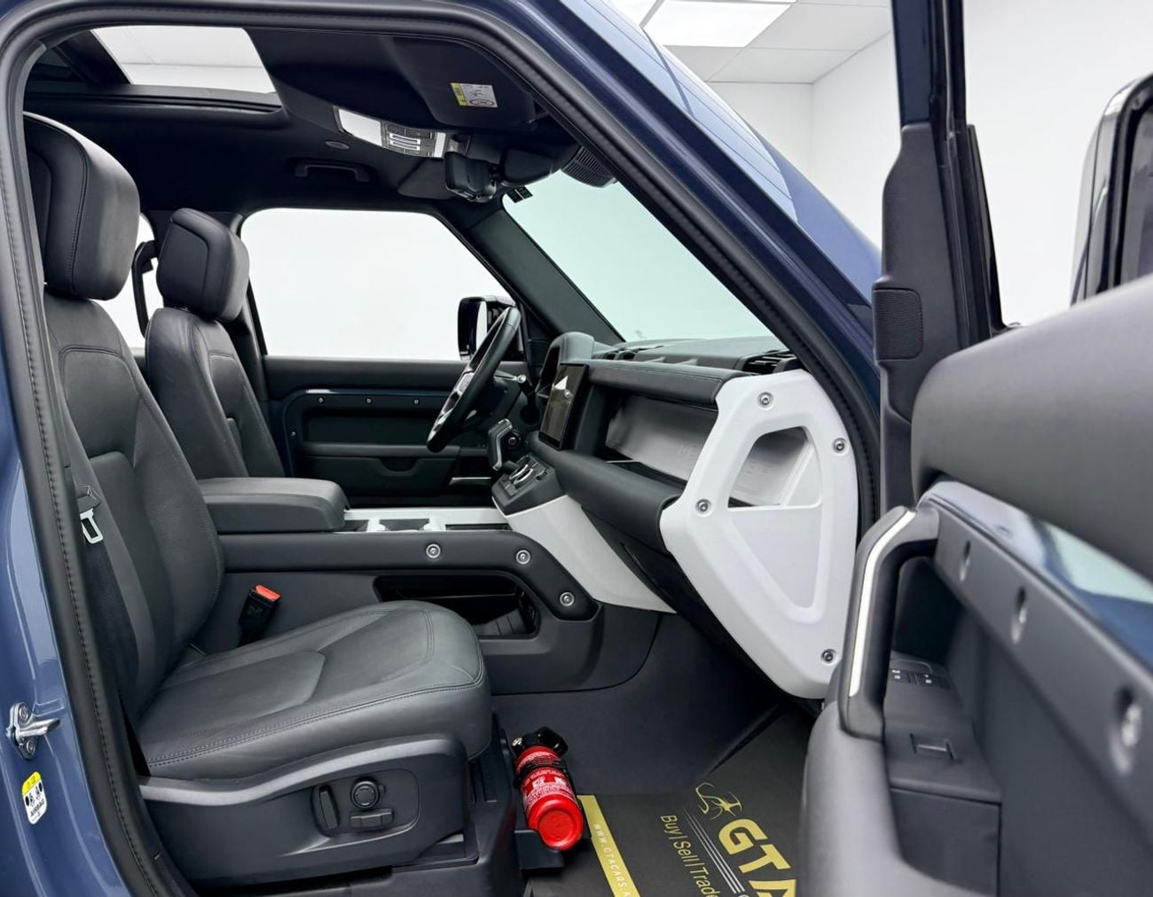 Land Rover Defender 110 X-DYNAMIC HSE P400 2025 Land Rover Defender X Dynamic 110 HSE, 2030 LR Warranty, Full LR Service History, Low Km, GCC