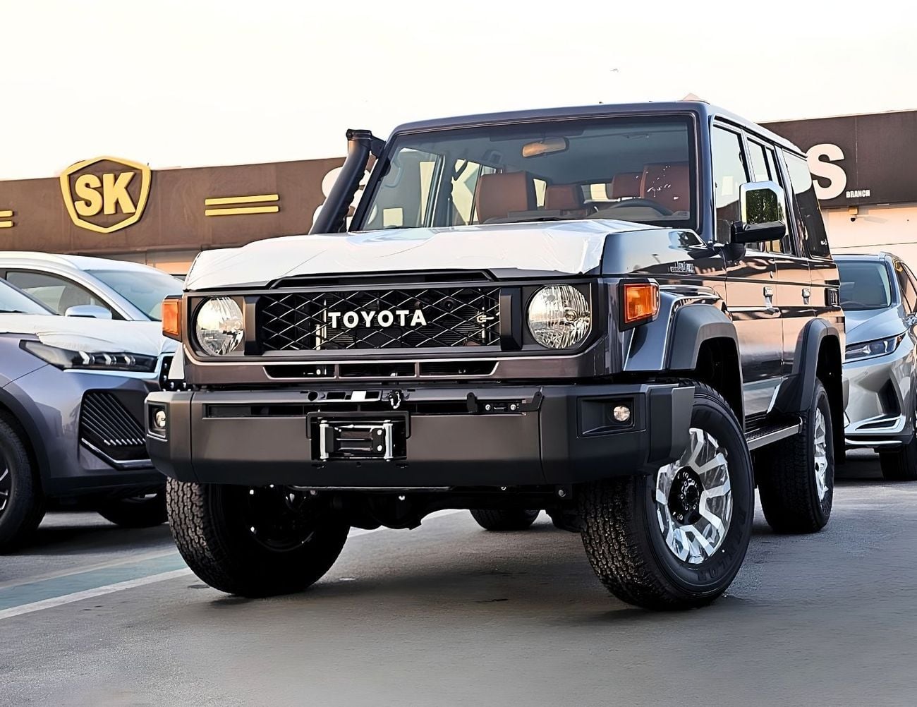 Toyota Land Cruiser 70 LC76 HARDTOP 5DOOR || 4.0L PETROL V6 A/T | FULL OPTION / LEATER SEATS / REAR CAMERA / OVER FENDER /