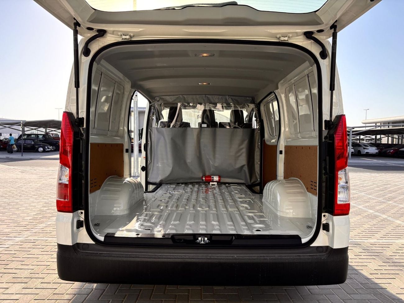 Toyota Hiace GL - STANDARD ROOF CARGO MANUAL TRANSMISSION