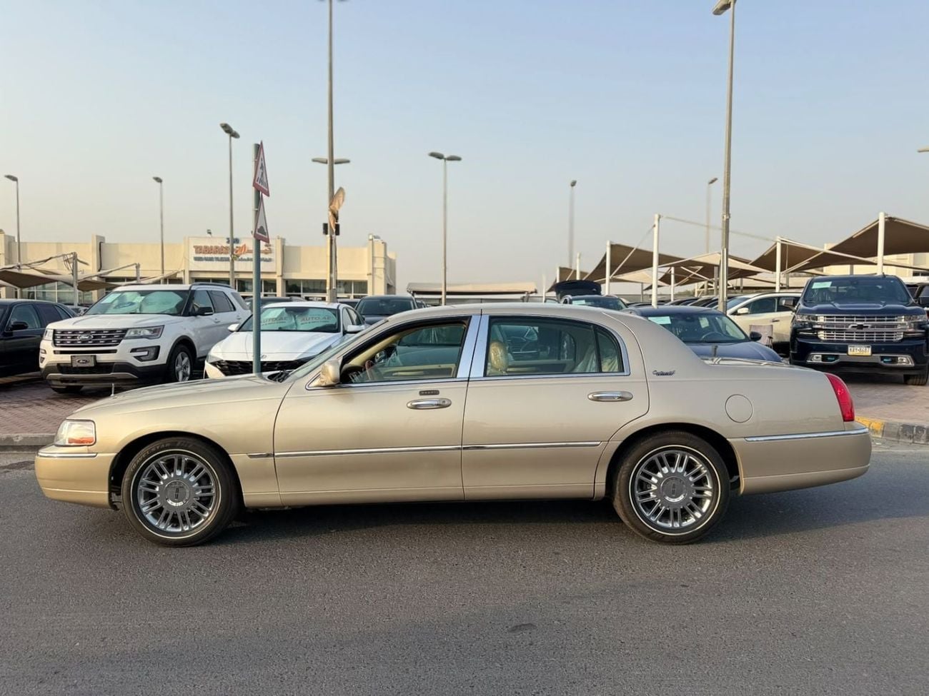 Lincoln Town Car SIGNATURE Accept a special price for a top-of-the-line model in excellent condition.