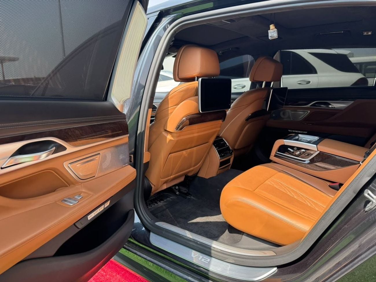 بي أم دبليو M760Li STANDARD بي إم دبليو 760Li xDrive V12 | ٢٠١٨ فخامة • أداء • كاملة المواصفات الموديل: ٢٠١٨ المحرك: ٦.٦ لتر،