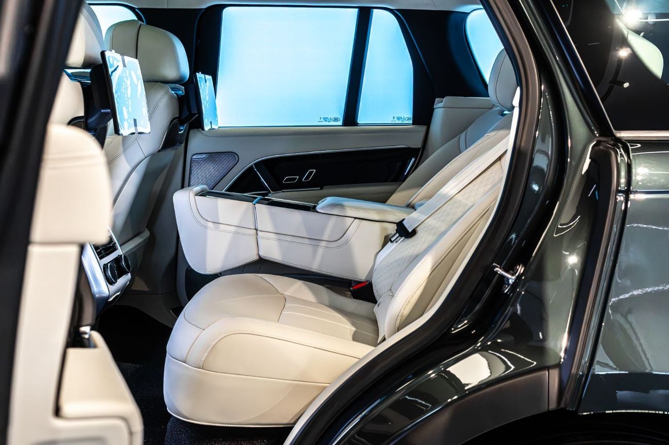 لاند روفر رينج روفر AUTOBIOGRAPHY P530 | Belgravia Green | Black Roof | White Interior | Shadow Exterior Package | GCC Specs