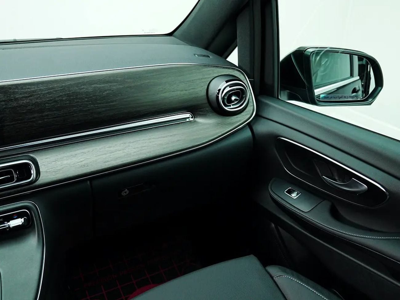 Mercedes Benz V300 AVANTGARDE Dealer WARRANTY | GCC specs | V300 AVANGARDE