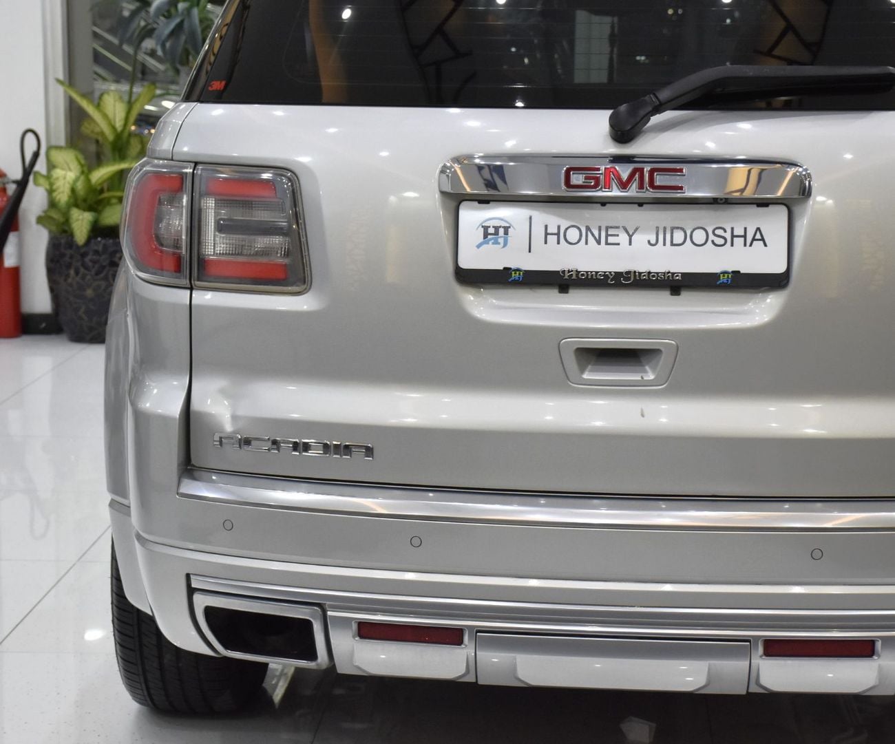 GMC Acadia DENALI EXCELLENT DEAL for our GMC Acadia Denali AWD ( 2014 Model ) in Silver Color GCC Specs