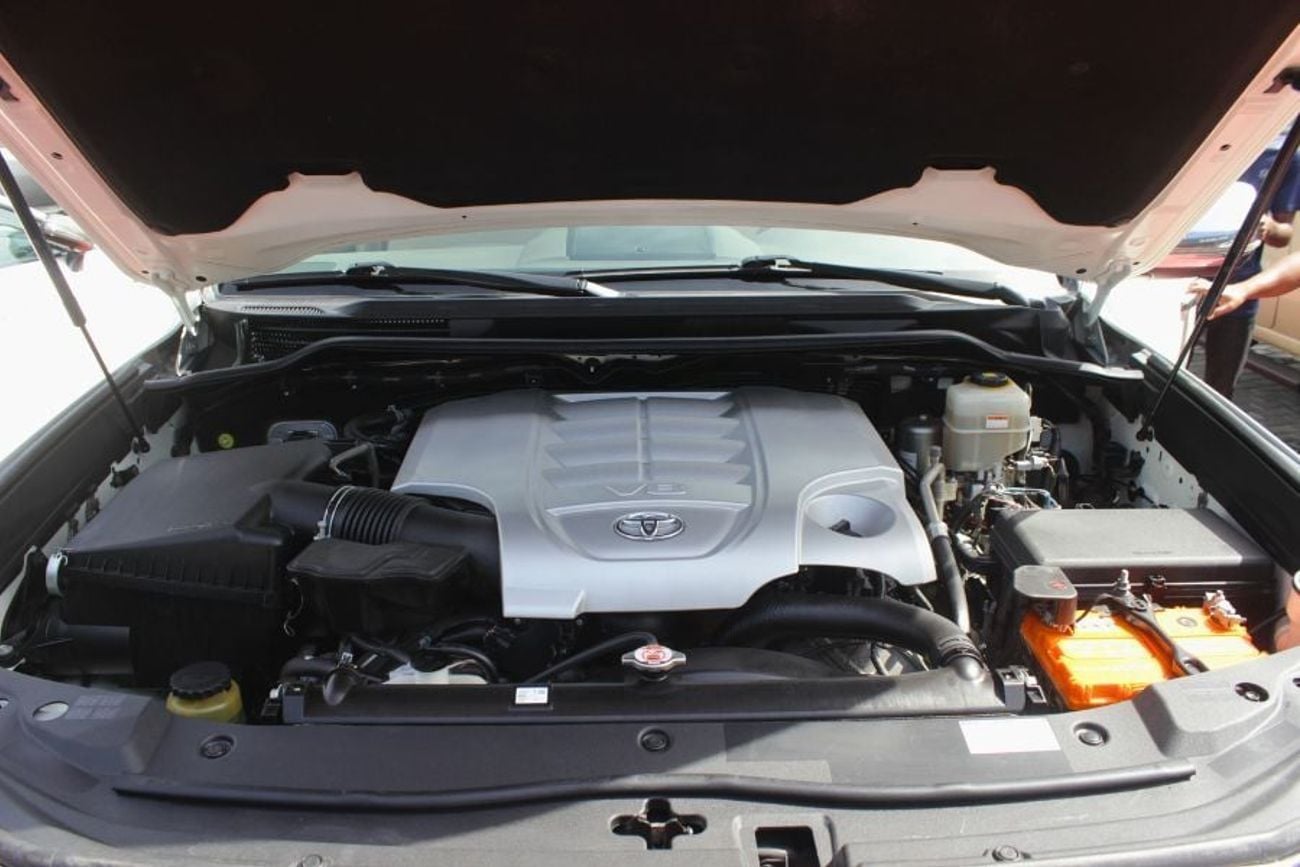 Toyota Land Cruiser VXR V8 5.7L,GCC