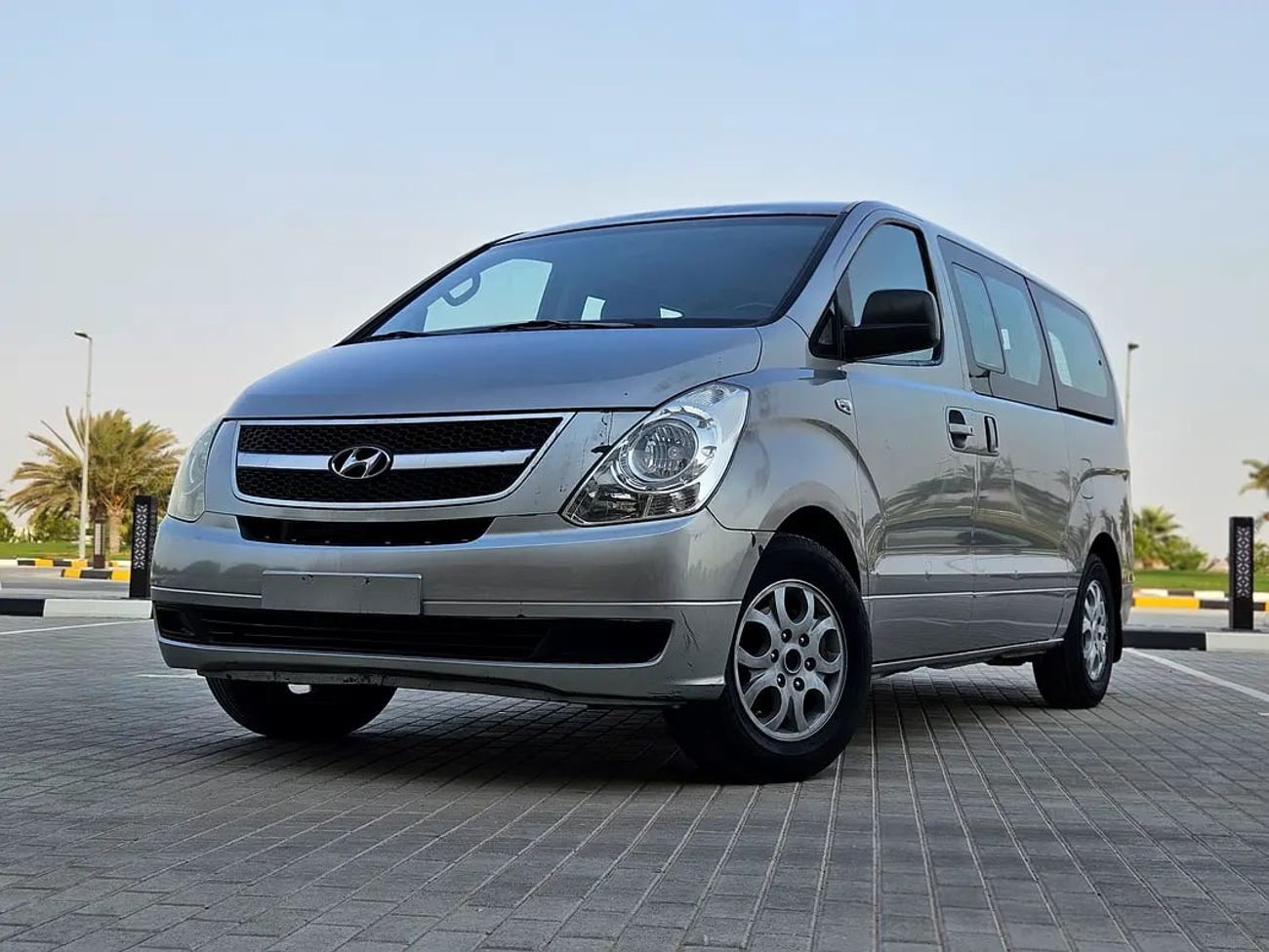 هيونداي جراند ستاريكس STANDARD DIESEL Full Automatic 12 Leather Seats Complete Condition With Low KM