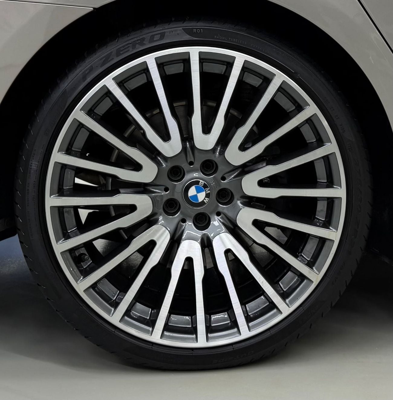 BMW 750Li XDRIVE LUXURY EXECUTIVE GCC .. FSH .. Perfect Condition .. Top Range .. Low Milegea