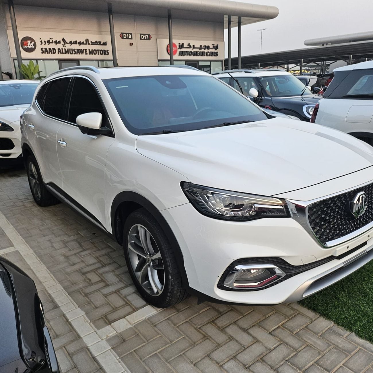 أم جي HS LUXURY