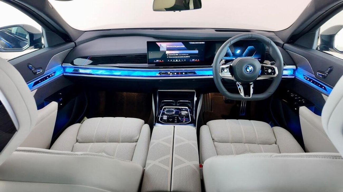 بي أم دبليو 750e xDRIVE بي إم دبليو 750E إم سبورت إكس درايف للتصدير فقط، قيادة يمين