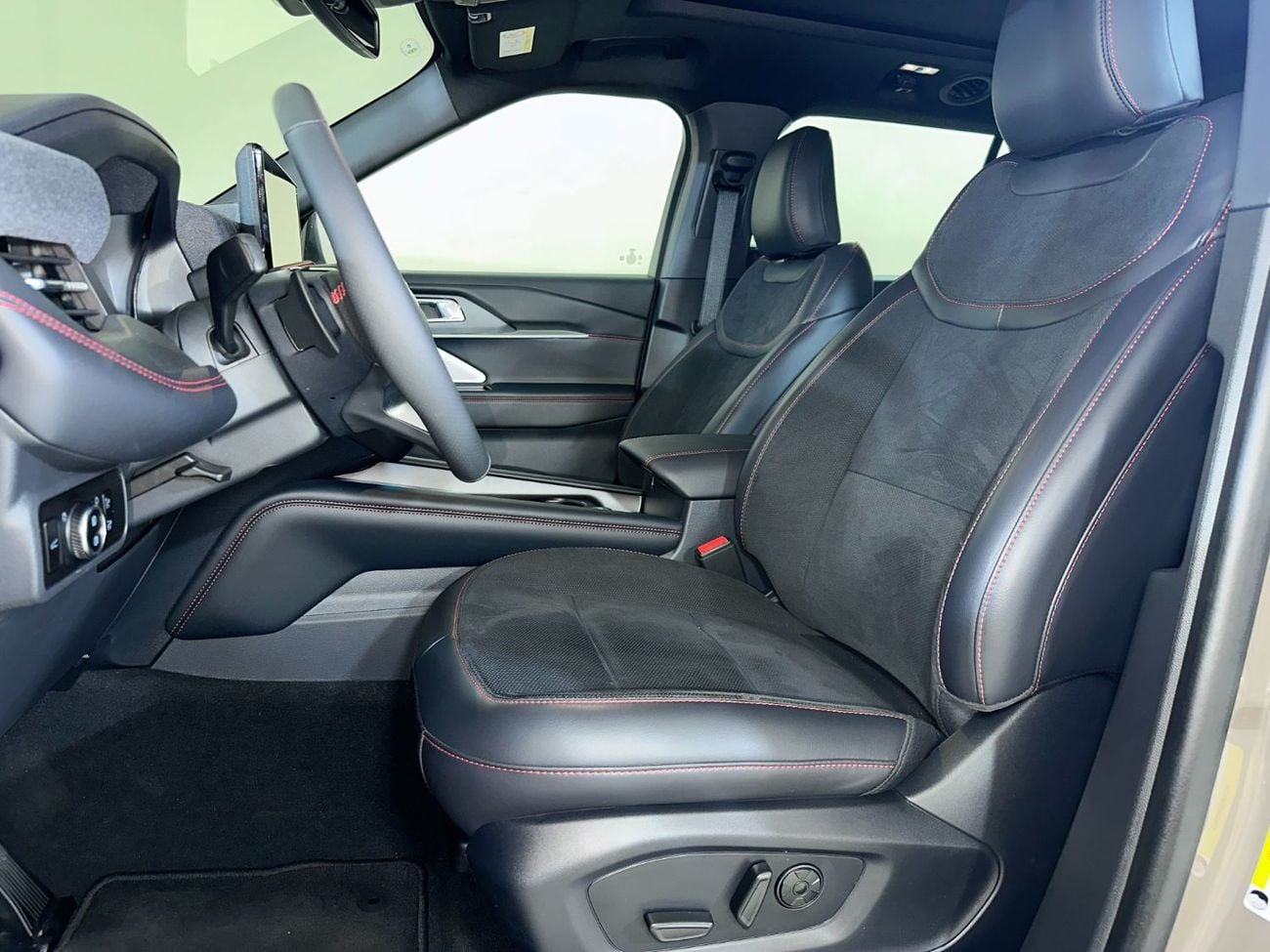 Ford Explorer ST EX-E3626R/AL TAYER MOTORS/ AL QOUZ SHOWROOM