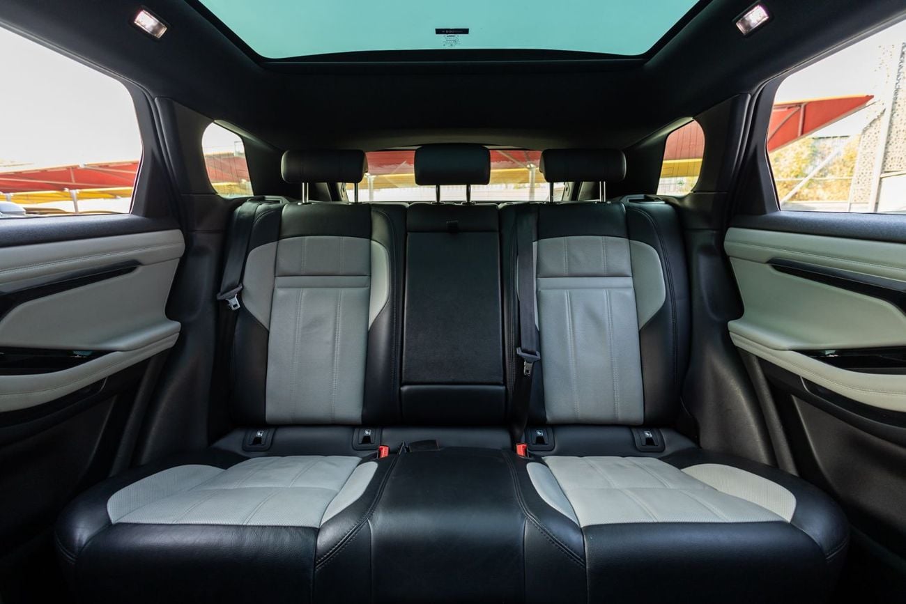 Land Rover Range Rover Evoque P250 R-Dynamic SE 2.0L Land Rover Range Rover Evoque 2021 GCC specs for 1,563.00 AED monthly