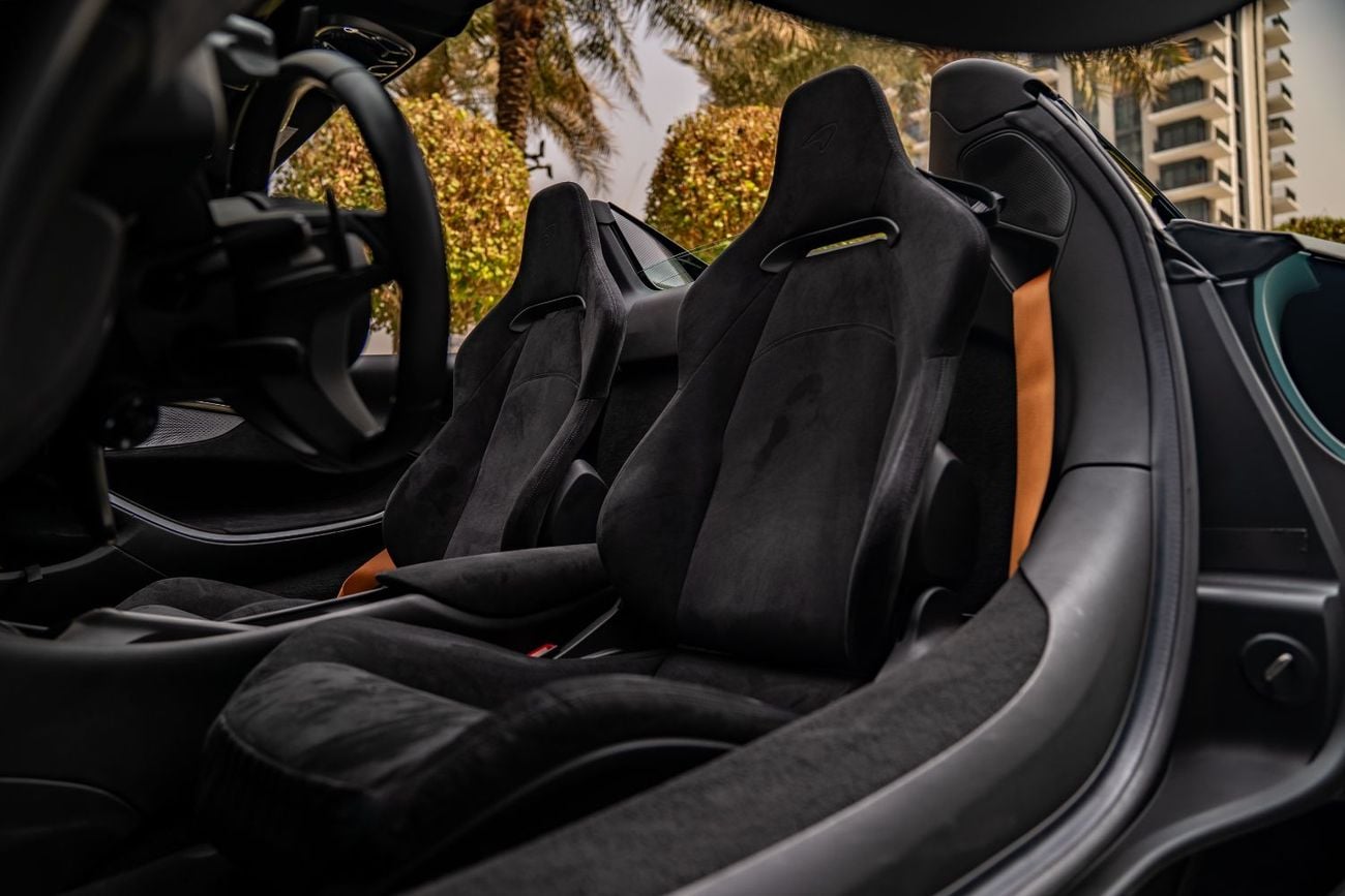 McLaren Artura STANDARD Fully Loaded low mileage 2 keys under warranty and service contract covered by PFF No accident No pa