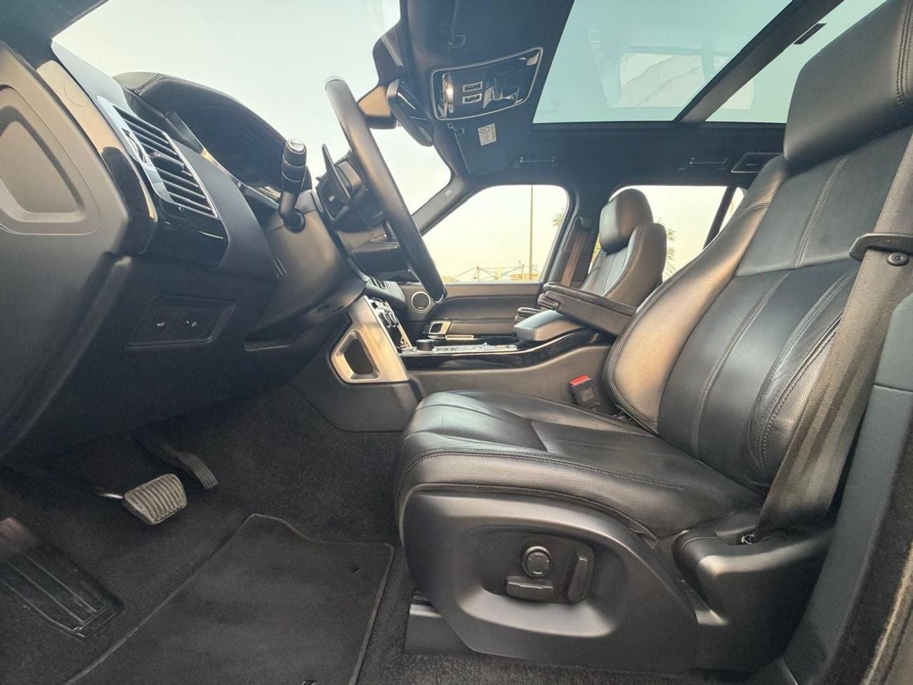 Land Rover Range Rover HSE Land Rover Range Rover HSE 2016 GCC Specs Full Service History 2 Keys First Owner One Year Warranty