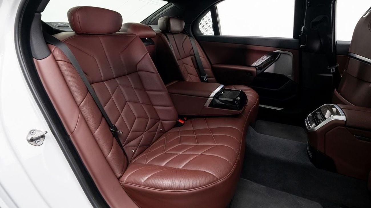 BMW 735i STANDARD - 2023 - GCC Specs - Under Service Contract