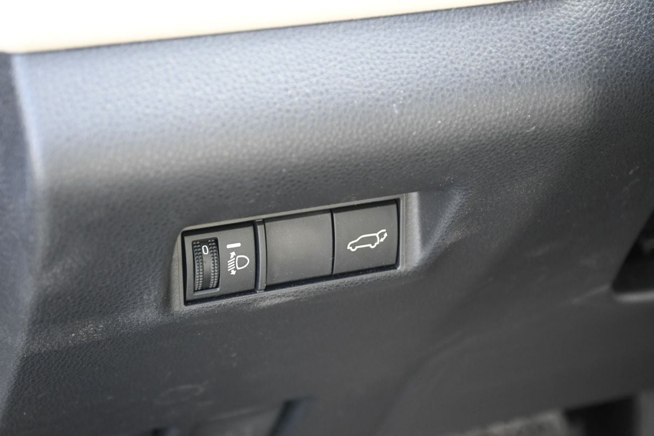 Toyota RAV4 XLE 2.0L Petrol GCC ! Sunroof ! Automatic Back door ( Saudi spec )