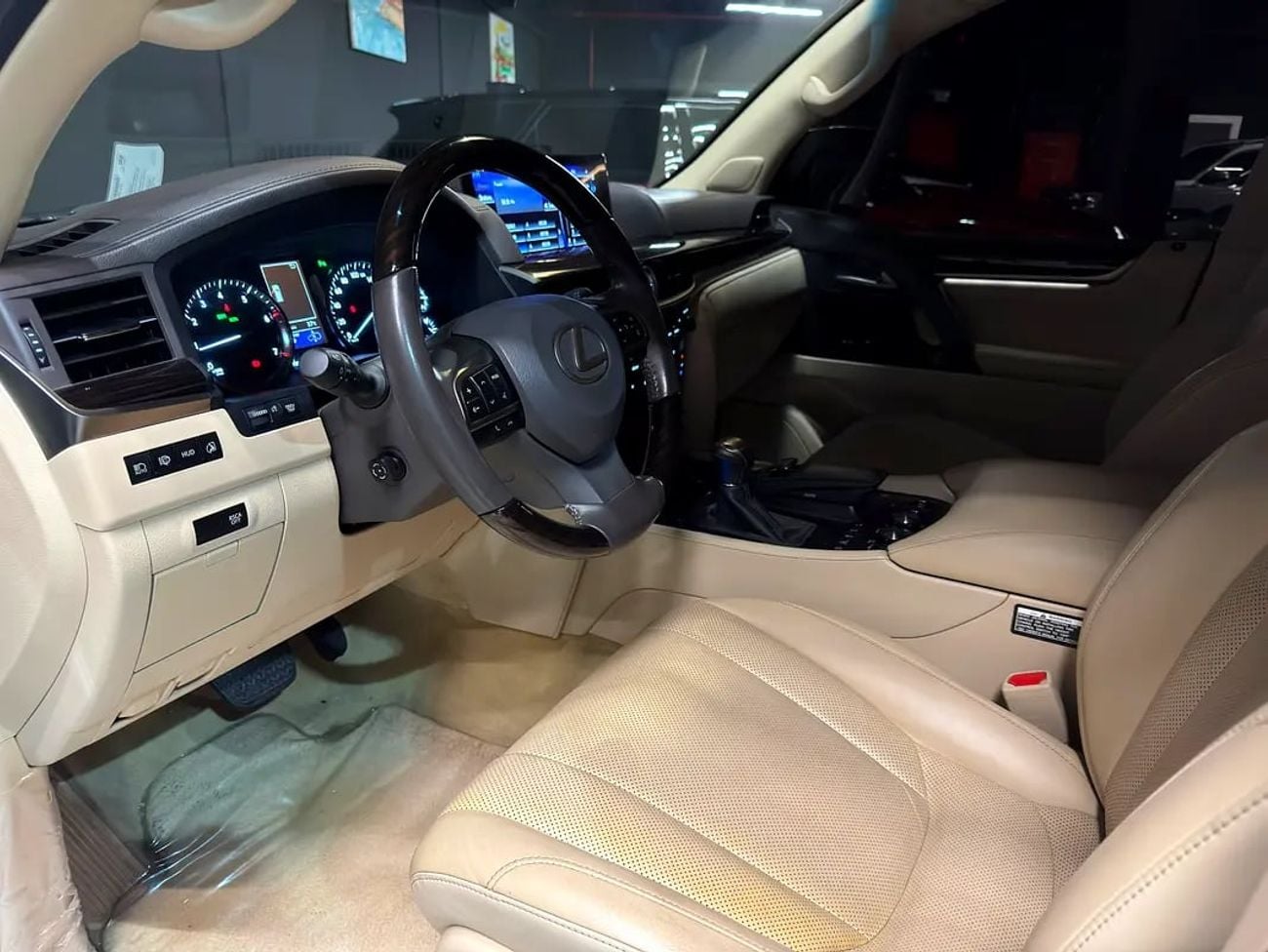 لكزس LX 570 PLATINUM Pristine LX 570 Platinum | GCC Specs |Full Service History