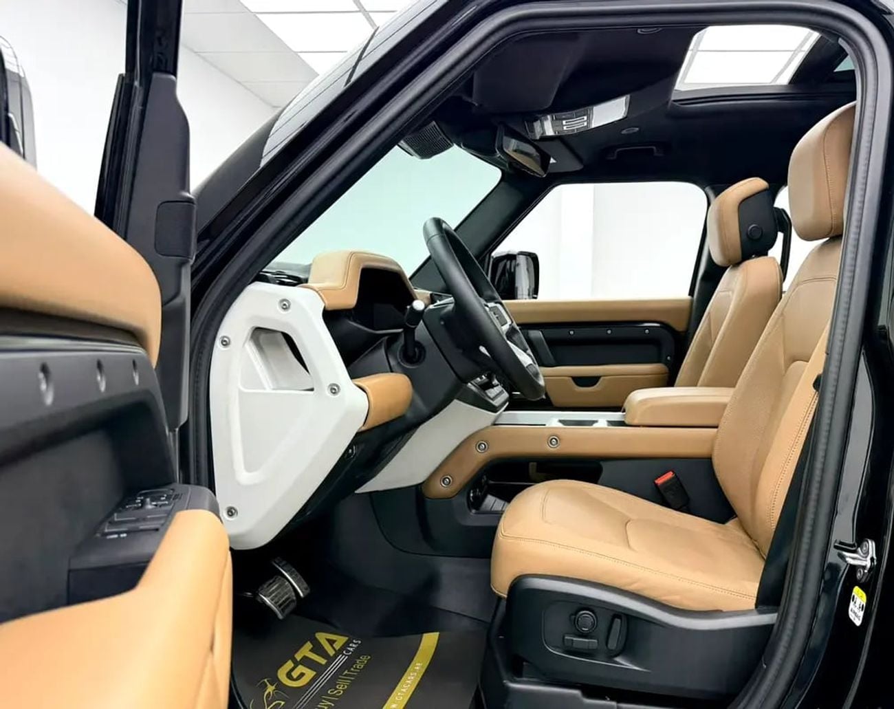 Land Rover Defender X Dynamic 110 HSE P400, LR Warranty + Service Pack, Low Km, GCC