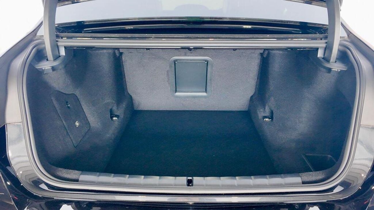بي أم دبليو 750e xDRIVE بي إم دبليو 750E إم سبورت إكس درايف للتصدير فقط، قيادة يمين