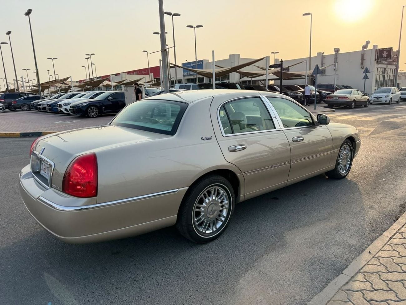 Lincoln Town Car SIGNATURE Accept a special price for a top-of-the-line model in excellent condition.