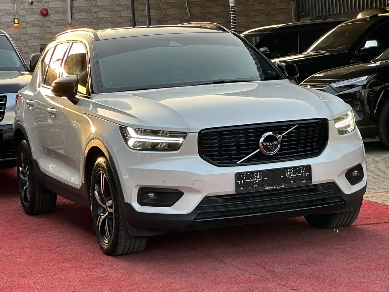 فولفو XC 40 R DESIGN فولفو XC40 T4 موديل 2020 بمواصفات خليجية، كروس أوفر فاخرة بتصميم رياضي وتجهيزات أمان وراحة متقدمة، م