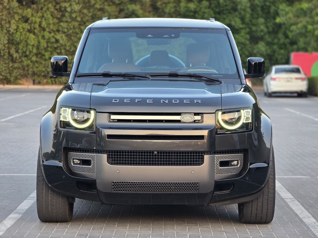 لاند روفر ديفندر 110 X-DYNAMIC HSE P400 Defender 110 2025 - GCC Specs - Under warranty - Service free 2 years - 2 Keys