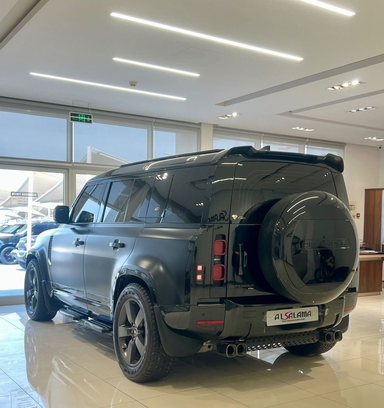لاند روفر ديفندر 110 X-DYNAMIC HSE P400