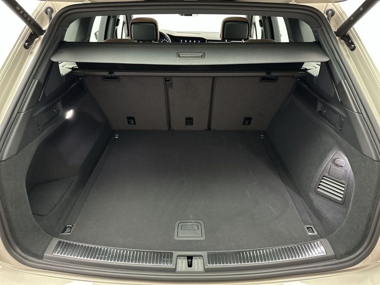 Volkswagen Touareg ELEGANCE Touareg Elegance 3L | Ex-Demo | Tirano19" Package | Luxury 4MOTION SUV | IQ.LIGHT HD Matrix | Varenn
