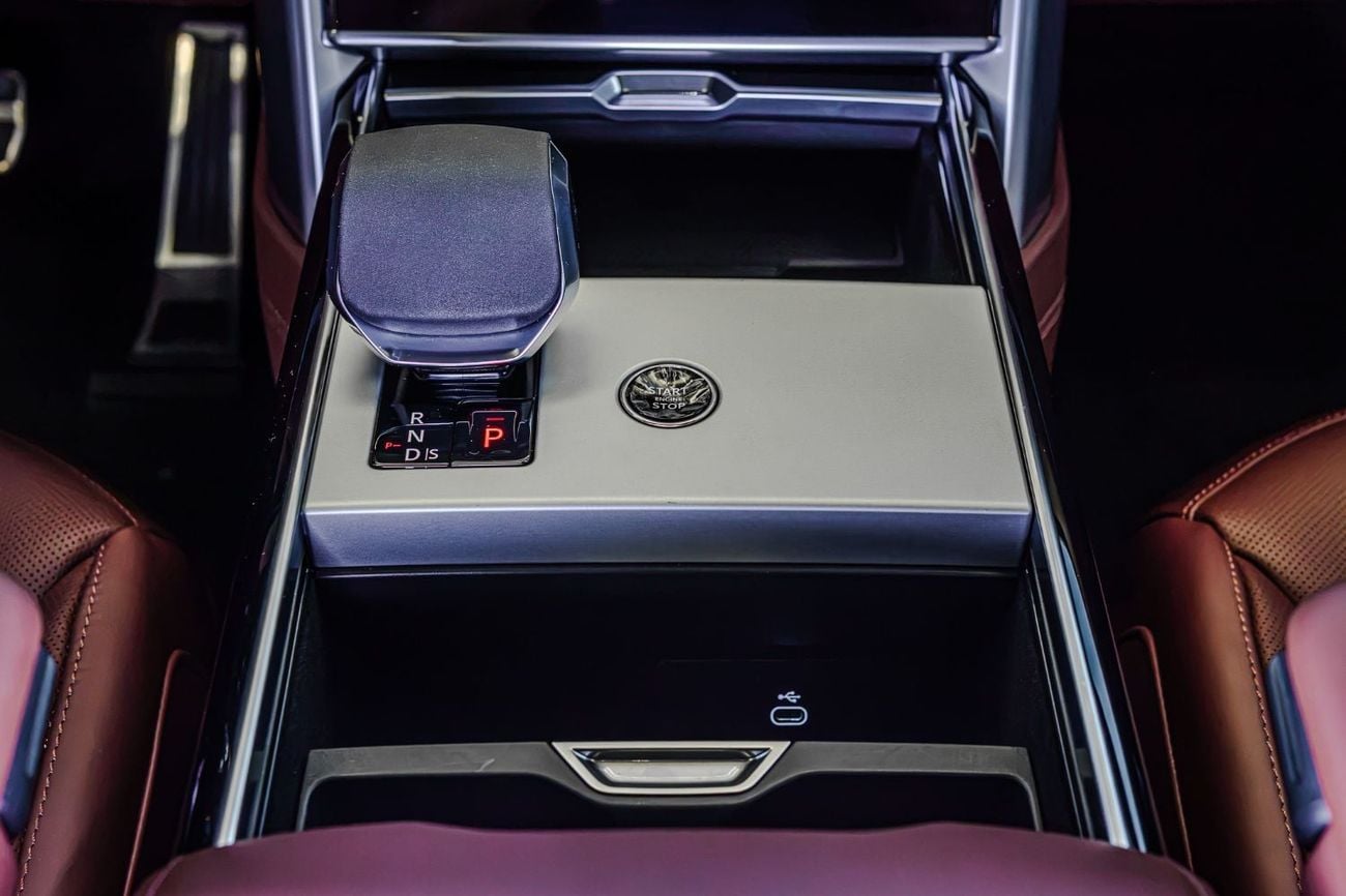 لاند روفر رينج روفر Autobiography P530 | Pearl White | Black Roof | Burgundy Interior | Shadow Exterior Package | GCC Sp
